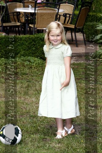 Wassenaar 11 juli 2008
Foto uurtje met prinses Maxima Prins Willem Alexander  en hun dochters Prinses Amalia Prinses Alexia en Prinses Ariane . 
Ze komen aanrijden in bakfiets.