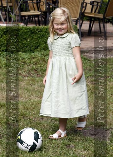 Wassenaar 11 juli 2008
Foto uurtje met prinses Maxima Prins Willem Alexander  en hun dochters Prinses Amalia Prinses Alexia en Prinses Ariane . 
Ze komen aanrijden in bakfiets.