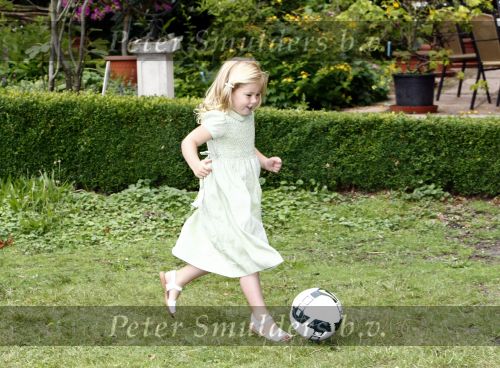Wassenaar 11 juli 2008
Foto uurtje met prinses Maxima Prins Willem Alexander  en hun dochters Prinses Amalia Prinses Alexia en Prinses Ariane . 
Ze komen aanrijden in bakfiets.