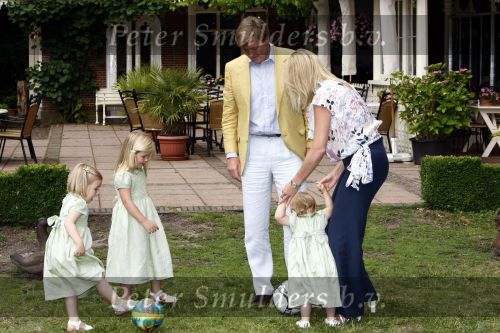 Wassenaar 11 juli 2008
Foto uurtje met prinses Maxima Prins Willem Alexander  en hun dochters Prinses Amalia Prinses Alexia en Prinses Ariane . 
Ze komen aanrijden in bakfiets.