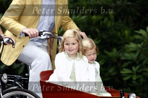 Wassenaar 11 juli 2008
Foto uurtje met prinses Maxima Prins Willem Alexander  en hun dochters Prinses Amalia Prinses Alexia en Prinses Ariane . 
Ze komen aanrijden in bakfiets.