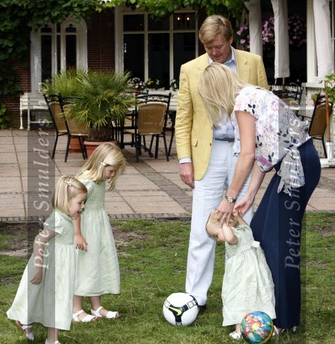 Wassenaar 11 juli 2008
Foto uurtje met prinses Maxima Prins Willem Alexander  en hun dochters Prinses Amalia Prinses Alexia en Prinses Ariane . 
Ze komen aanrijden in bakfiets.