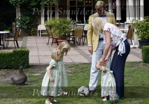 Wassenaar 11 juli 2008
Foto uurtje met prinses Maxima Prins Willem Alexander  en hun dochters Prinses Amalia Prinses Alexia en Prinses Ariane . 
Ze komen aanrijden in bakfiets.