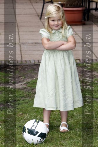 Wassenaar 11 juli 2008
Foto uurtje met prinses Maxima Prins Willem Alexander  en hun dochters Prinses Amalia Prinses Alexia en Prinses Ariane . 
Ze komen aanrijden in bakfiets.