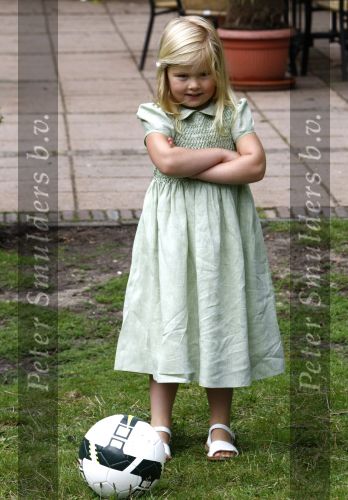 Wassenaar 11 juli 2008
Foto uurtje met prinses Maxima Prins Willem Alexander  en hun dochters Prinses Amalia Prinses Alexia en Prinses Ariane . 
Ze komen aanrijden in bakfiets.