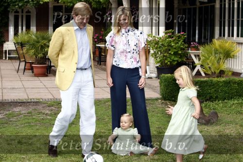 Wassenaar 11 juli 2008
Foto uurtje met prinses Maxima Prins Willem Alexander  en hun dochters Prinses Amalia Prinses Alexia en Prinses Ariane . 
Ze komen aanrijden in bakfiets.