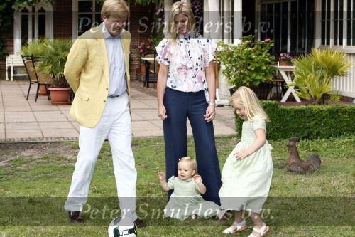 Wassenaar 11 juli 2008
Foto uurtje met prinses Maxima Prins Willem Alexander  en hun dochters Prinses Amalia Prinses Alexia en Prinses Ariane . 
Ze komen aanrijden in bakfiets.