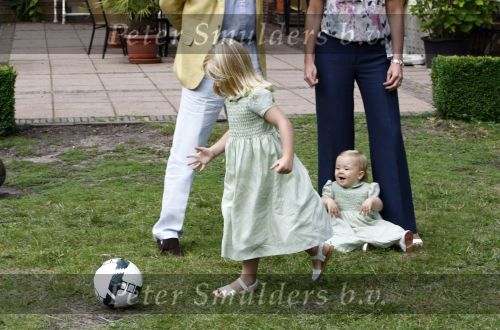Wassenaar 11 juli 2008
Foto uurtje met prinses Maxima Prins Willem Alexander  en hun dochters Prinses Amalia Prinses Alexia en Prinses Ariane . 
Ze komen aanrijden in bakfiets.