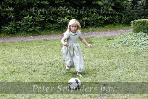 Wassenaar 11 juli 2008
Foto uurtje met prinses Maxima Prins Willem Alexander  en hun dochters Prinses Amalia Prinses Alexia en Prinses Ariane . 
Ze komen aanrijden in bakfiets.