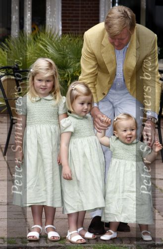Wassenaar 11 juli 2008
Foto uurtje met prinses Maxima Prins Willem Alexander  en hun dochters Prinses Amalia Prinses Alexia en Prinses Ariane . 
Ze komen aanrijden in bakfiets.