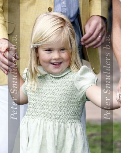Wassenaar 11 juli 2008
Foto uurtje met prinses Maxima Prins Willem Alexander  en hun dochters Prinses Amalia Prinses Alexia en Prinses Ariane . 
Ze komen aanrijden in bakfiets.