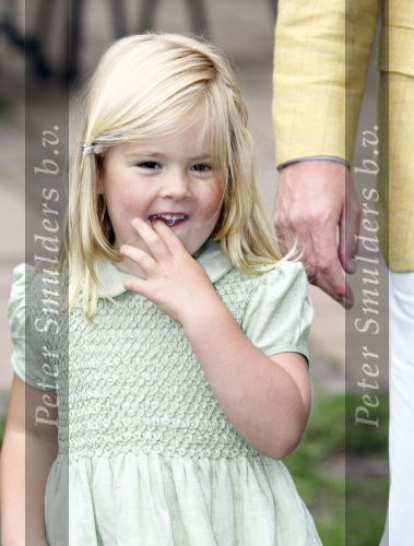 Wassenaar 11 juli 2008
Foto uurtje met prinses Maxima Prins Willem Alexander  en hun dochters Prinses Amalia Prinses Alexia en Prinses Ariane . 
Ze komen aanrijden in bakfiets.