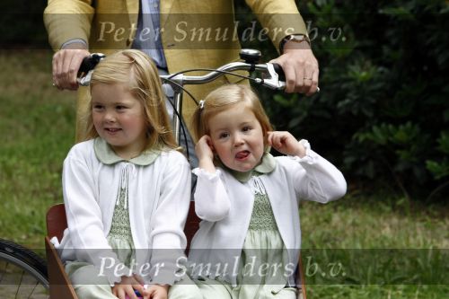 Wassenaar 11 juli 2008
Foto uurtje met prinses Maxima Prins Willem Alexander  en hun dochters Prinses Amalia Prinses Alexia en Prinses Ariane . 
Ze komen aanrijden in bakfiets.