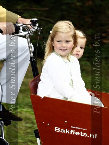 Wassenaar 11 juli 2008
Foto uurtje met prinses Maxima Prins Willem Alexander  en hun dochters Prinses Amalia Prinses Alexia en Prinses Ariane . 
Ze komen aanrijden in bakfiets.