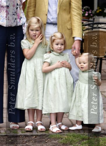 Wassenaar 11 juli 2008
Foto uurtje met prinses Maxima Prins Willem Alexander  en hun dochters Prinses Amalia Prinses Alexia en Prinses Ariane . 
Ze komen aanrijden in bakfiets.