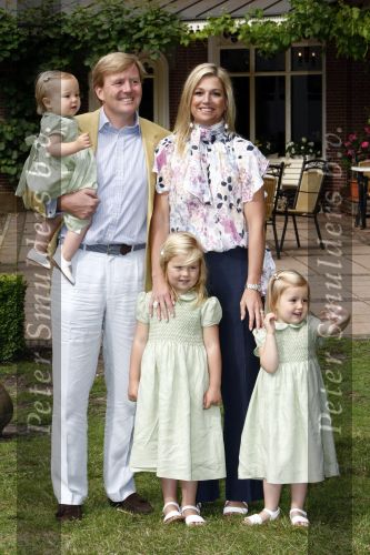 Wassenaar 11 juli 2008
Foto uurtje met prinses Maxima Prins Willem Alexander  en hun dochters Prinses Amalia Prinses Alexia en Prinses Ariane . 
Ze komen aanrijden in bakfiets.