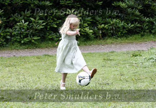 Wassenaar 11 juli 2008
Foto uurtje met prinses Maxima Prins Willem Alexander  en hun dochters Prinses Amalia Prinses Alexia en Prinses Ariane . 
Ze komen aanrijden in bakfiets.