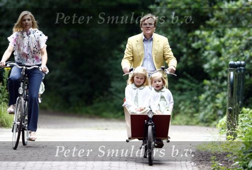 Wassenaar 11 juli 2008
Foto uurtje met prinses Maxima Prins Willem Alexander  en hun dochters Prinses Amalia Prinses Alexia en Prinses Ariane . 
Ze komen aanrijden in bakfiets.