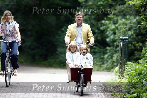 Wassenaar 11 juli 2008
Foto uurtje met prinses Maxima Prins Willem Alexander  en hun dochters Prinses Amalia Prinses Alexia en Prinses Ariane . 
Ze komen aanrijden in bakfiets.