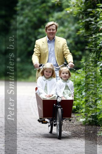 Wassenaar 11 juli 2008
Foto uurtje met prinses Maxima Prins Willem Alexander  en hun dochters Prinses Amalia Prinses Alexia en Prinses Ariane . 
Ze komen aanrijden in bakfiets.