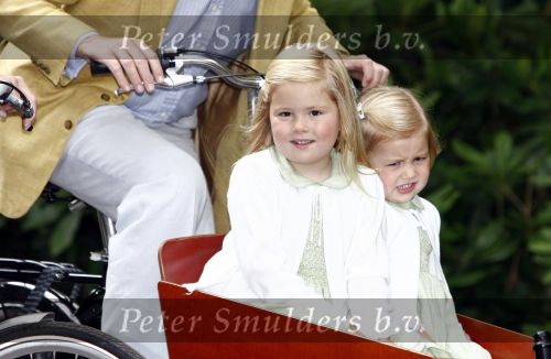 Wassenaar 11 juli 2008
Foto uurtje met prinses Maxima Prins Willem Alexander  en hun dochters Prinses Amalia Prinses Alexia en Prinses Ariane . 
Ze komen aanrijden in bakfiets.