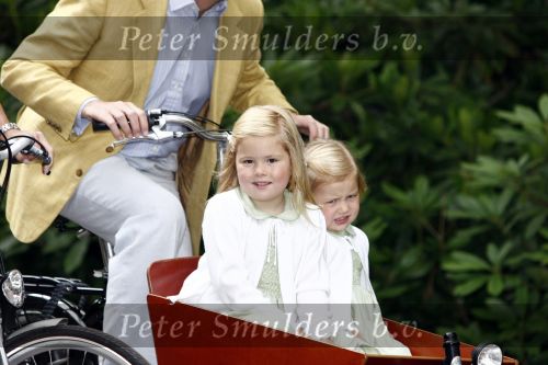 Wassenaar 11 juli 2008
Foto uurtje met prinses Maxima Prins Willem Alexander  en hun dochters Prinses Amalia Prinses Alexia en Prinses Ariane . 
Ze komen aanrijden in bakfiets.