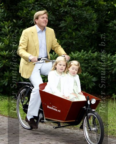 Wassenaar 11 juli 2008
Foto uurtje met prinses Maxima Prins Willem Alexander  en hun dochters Prinses Amalia Prinses Alexia en Prinses Ariane . 
Ze komen aanrijden in bakfiets.