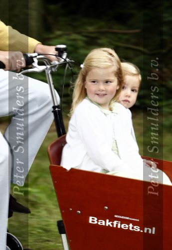 Wassenaar 11 juli 2008
Foto uurtje met prinses Maxima Prins Willem Alexander  en hun dochters Prinses Amalia Prinses Alexia en Prinses Ariane . 
Ze komen aanrijden in bakfiets.
