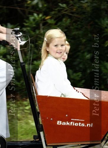 Wassenaar 11 juli 2008
Foto uurtje met prinses Maxima Prins Willem Alexander  en hun dochters Prinses Amalia Prinses Alexia en Prinses Ariane . 
Ze komen aanrijden in bakfiets.
