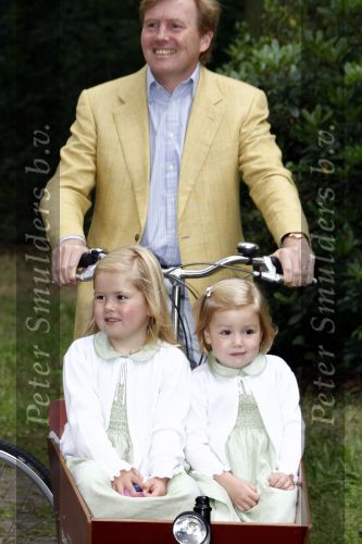 Wassenaar 11 juli 2008
Foto uurtje met prinses Maxima Prins Willem Alexander  en hun dochters Prinses Amalia Prinses Alexia en Prinses Ariane . 
Ze komen aanrijden in bakfiets.