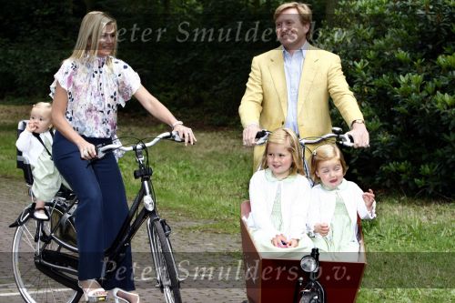 Wassenaar 11 juli 2008
Foto uurtje met prinses Maxima Prins Willem Alexander  en hun dochters Prinses Amalia Prinses Alexia en Prinses Ariane . 
Ze komen aanrijden in bakfiets.