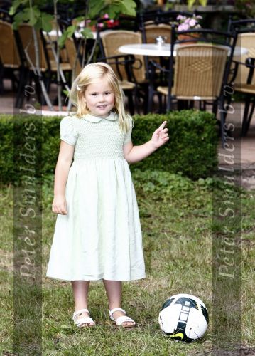 Wassenaar 11 juli 2008
Foto uurtje met prinses Maxima Prins Willem Alexander  en hun dochters Prinses Amalia Prinses Alexia en Prinses Ariane . 
Ze komen aanrijden in bakfiets.