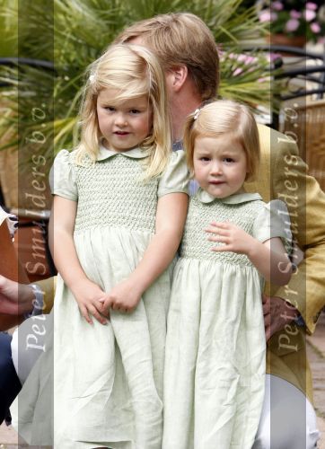 Wassenaar 11 juli 2008
Foto uurtje met prinses Maxima Prins Willem Alexander  en hun dochters Prinses Amalia Prinses Alexia en Prinses Ariane . 
Ze komen aanrijden in bakfiets.