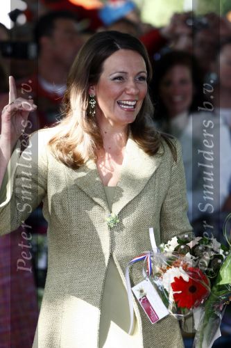 Apeldoorn 30 april 2009
Koninginnedag 2009 in apeldoorn met Koningin Beatrix Pieter v Vollenhoven Prinses Margriet Maxima Prins Willem Alexander Prins Constantijn Prinses Laurentien Prinses Mabel Prins Friso Prins Maurits Prinses Marilene Prins Pieter Christiaan Prinses Anita Prins Floris een zwangere Prinses Aimee en Prinses Annette. s middags probeerde een dwaas een aanslag te plegen op de koninklijke familie waarbij meerdere doden vielen.
Peter Smulders bv