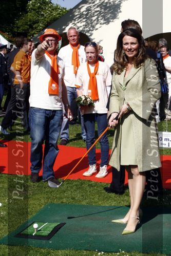 Apeldoorn 30 april 2009
Koninginnedag 2009 in apeldoorn met Koningin Beatrix Pieter v Vollenhoven Prinses Margriet Maxima Prins Willem Alexander Prins Constantijn Prinses Laurentien Prinses Mabel Prins Friso Prins Maurits Prinses Marilene Prins Pieter Christiaan Prinses Anita Prins Floris een zwangere Prinses Aimee en Prinses Annette. s middags probeerde een dwaas een aanslag te plegen op de koninklijke familie waarbij meerdere doden vielen.
Peter Smulders bv