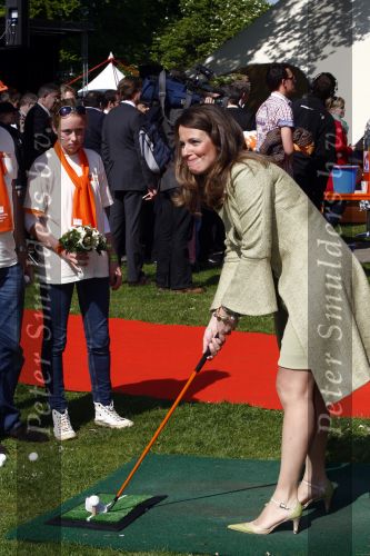 Apeldoorn 30 april 2009
Koninginnedag 2009 in apeldoorn met Koningin Beatrix Pieter v Vollenhoven Prinses Margriet Maxima Prins Willem Alexander Prins Constantijn Prinses Laurentien Prinses Mabel Prins Friso Prins Maurits Prinses Marilene Prins Pieter Christiaan Prinses Anita Prins Floris een zwangere Prinses Aimee en Prinses Annette. s middags probeerde een dwaas een aanslag te plegen op de koninklijke familie waarbij meerdere doden vielen.
Peter Smulders bv