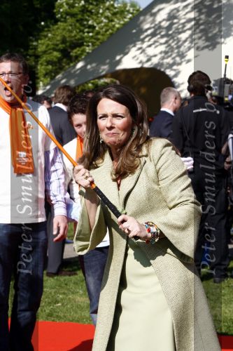 Apeldoorn 30 april 2009
Koninginnedag 2009 in apeldoorn met Koningin Beatrix Pieter v Vollenhoven Prinses Margriet Maxima Prins Willem Alexander Prins Constantijn Prinses Laurentien Prinses Mabel Prins Friso Prins Maurits Prinses Marilene Prins Pieter Christiaan Prinses Anita Prins Floris een zwangere Prinses Aimee en Prinses Annette. s middags probeerde een dwaas een aanslag te plegen op de koninklijke familie waarbij meerdere doden vielen.
Peter Smulders bv