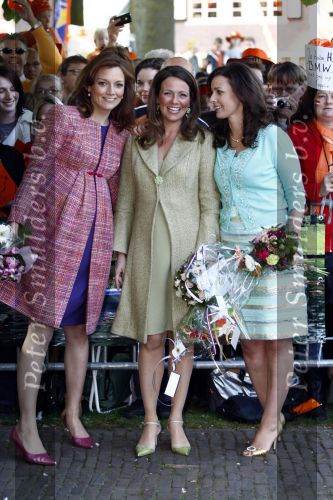Apeldoorn 30 april 2009
Koninginnedag 2009 in apeldoorn met Koningin Beatrix Pieter v Vollenhoven Prinses Margriet Maxima Prins Willem Alexander Prins Constantijn Prinses Laurentien Prinses Mabel Prins Friso Prins Maurits Prinses Marilene Prins Pieter Christiaan Prinses Anita Prins Floris een zwangere Prinses Aimee en Prinses Annette. s middags probeerde een dwaas een aanslag te plegen op de koninklijke familie waarbij meerdere doden vielen.
Peter Smulders bv
