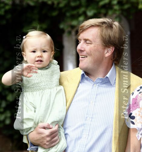 Wassenaar 11 juli 2008
Foto uurtje met prinses Maxima Prins Willem Alexander  en hun dochters Prinses Amalia Prinses Alexia en Prinses Ariane . 
Ze komen aanrijden in bakfiets.