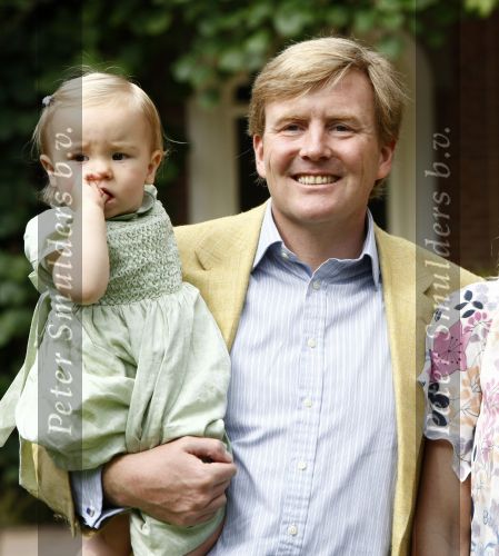 Wassenaar 11 juli 2008
Foto uurtje met prinses Maxima Prins Willem Alexander  en hun dochters Prinses Amalia Prinses Alexia en Prinses Ariane . 
Ze komen aanrijden in bakfiets.