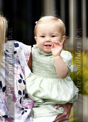 Wassenaar 11 juli 2008
Foto uurtje met prinses Maxima Prins Willem Alexander  en hun dochters Prinses Amalia Prinses Alexia en Prinses Ariane . 
Ze komen aanrijden in bakfiets.