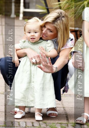 Wassenaar 11 juli 2008
Foto uurtje met prinses Maxima Prins Willem Alexander  en hun dochters Prinses Amalia Prinses Alexia en Prinses Ariane . 
Ze komen aanrijden in bakfiets.