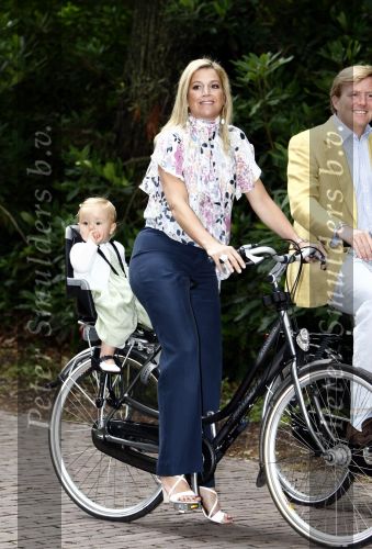 Wassenaar 11 juli 2008
Foto uurtje met prinses Maxima Prins Willem Alexander  en hun dochters Prinses Amalia Prinses Alexia en Prinses Ariane . 
Ze komen aanrijden in bakfiets.