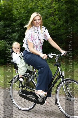 Wassenaar 11 juli 2008
Foto uurtje met prinses Maxima Prins Willem Alexander  en hun dochters Prinses Amalia Prinses Alexia en Prinses Ariane . 
Ze komen aanrijden in bakfiets.