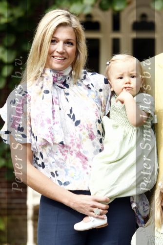 Wassenaar 11 juli 2008
Foto uurtje met prinses Maxima Prins Willem Alexander  en hun dochters Prinses Amalia Prinses Alexia en Prinses Ariane . 
Ze komen aanrijden in bakfiets.