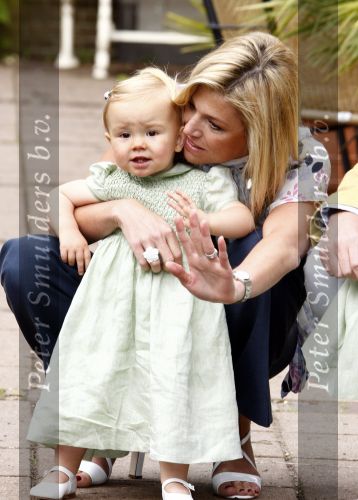 Wassenaar 11 juli 2008
Foto uurtje met prinses Maxima Prins Willem Alexander  en hun dochters Prinses Amalia Prinses Alexia en Prinses Ariane . 
Ze komen aanrijden in bakfiets.