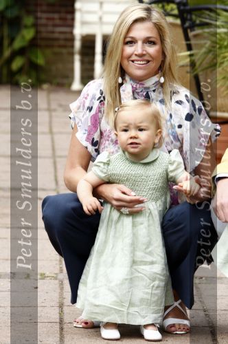 Wassenaar 11 juli 2008
Foto uurtje met prinses Maxima Prins Willem Alexander  en hun dochters Prinses Amalia Prinses Alexia en Prinses Ariane . 
Ze komen aanrijden in bakfiets.