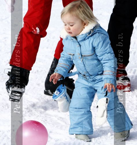 Lech 16 februari 2009
Fotosessie met de koninklijke familie in Oberlech. Koningin Beatrix Prins Willem Alexander Prinses Maxima Amalia Alexia Ariane Prins Constantijn Prins es Laurentien Claus Cazimir Eloise en  Leonore.
Peter Smulders bv