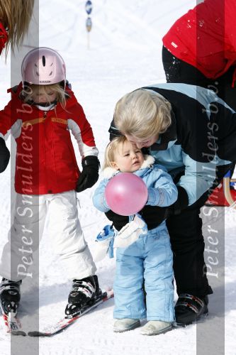 Lech 16 februari 2009
Fotosessie met de koninklijke familie in Oberlech. Koningin Beatrix Prins Willem Alexander Prinses Maxima Amalia Alexia Ariane Prins Constantijn Prins es Laurentien Claus Cazimir Eloise en  Leonore.
Peter Smulders bv