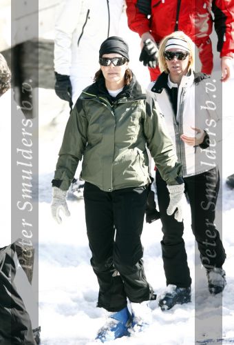 Lech 26 februari 2008
Prinses Caroline v Monaco en Prins Ernst v Hannover op skivakantie in lech.  Ze steken allebei een sigaret op.
Peter Smulders bv
